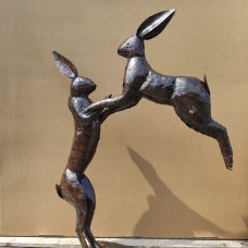 Sculpture de lièvres de boxe (grand)